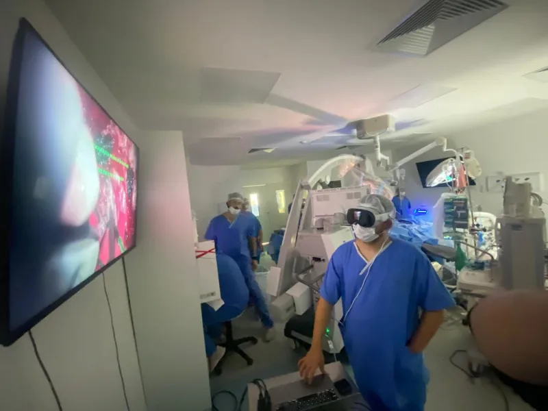 Equipe do Hospital Clériston Andrade é a primeira no Brasil a usar óculos de realidade virtual da Apple em neurocirurgias