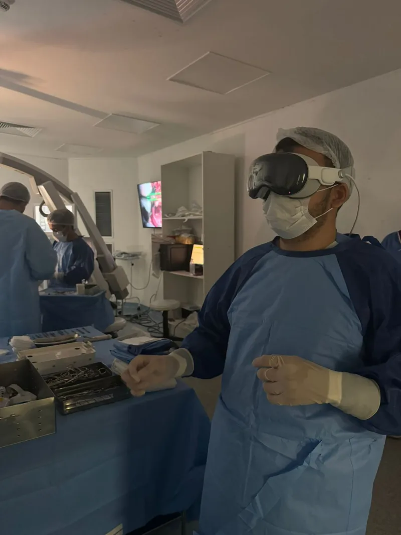 Equipe do Hospital Clériston Andrade é a primeira no Brasil a usar óculos de realidade virtual da Apple em neurocirurgias