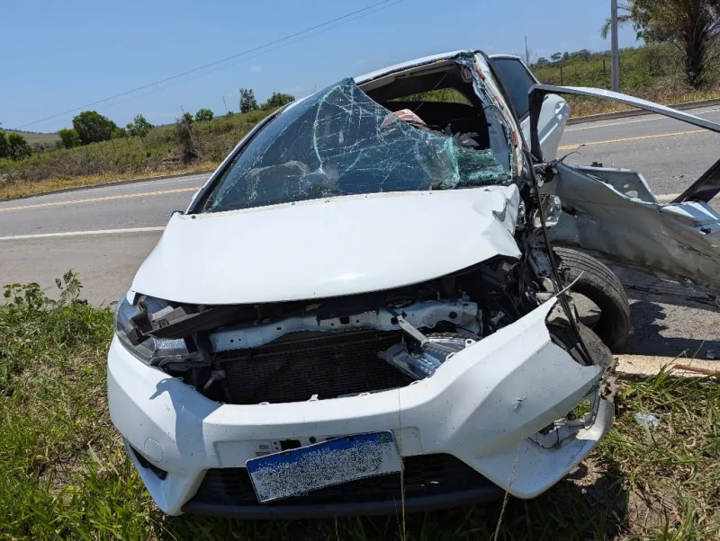 Colisão frontal na BR-101 em Itamaraju deixa uma pessoa gravemente ferida