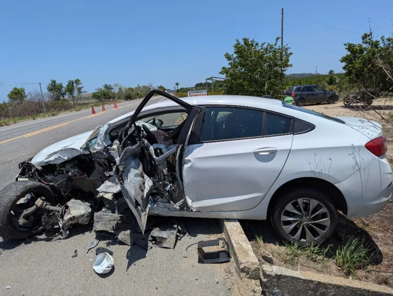 Colisão frontal na BR-101 em Itamaraju deixa uma pessoa gravemente ferida