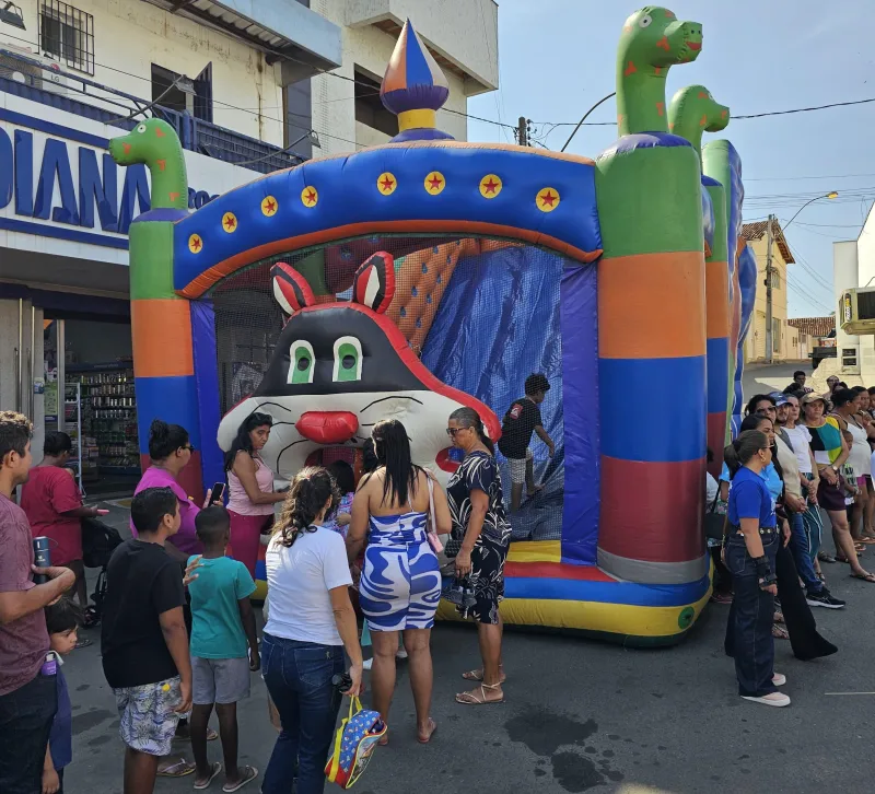 Prefeito de Medeiros Neto, Beto Pinto promove tradicional Festa das Crianças na Praça Sete