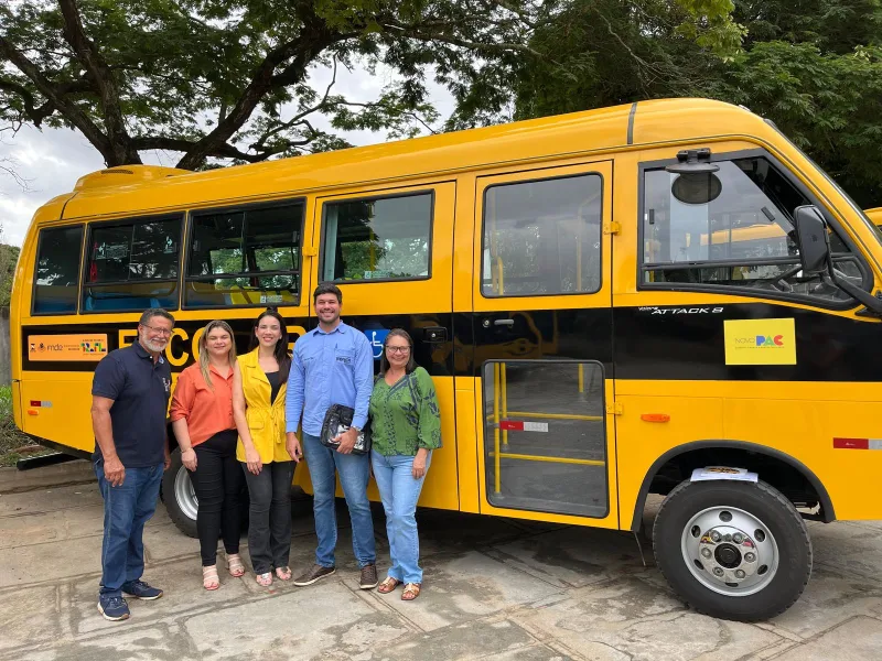 Prefeitura apresenta novo micro-ônibus 4x4 com acessibilidade para transporte escolar de Medeiros Neto