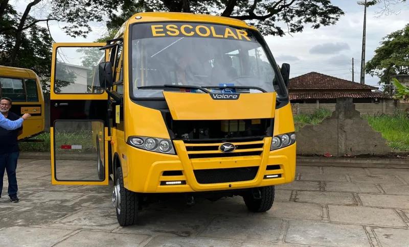 Prefeitura apresenta novo micro-ônibus 4x4 com acessibilidade para transporte escolar de Medeiros Neto