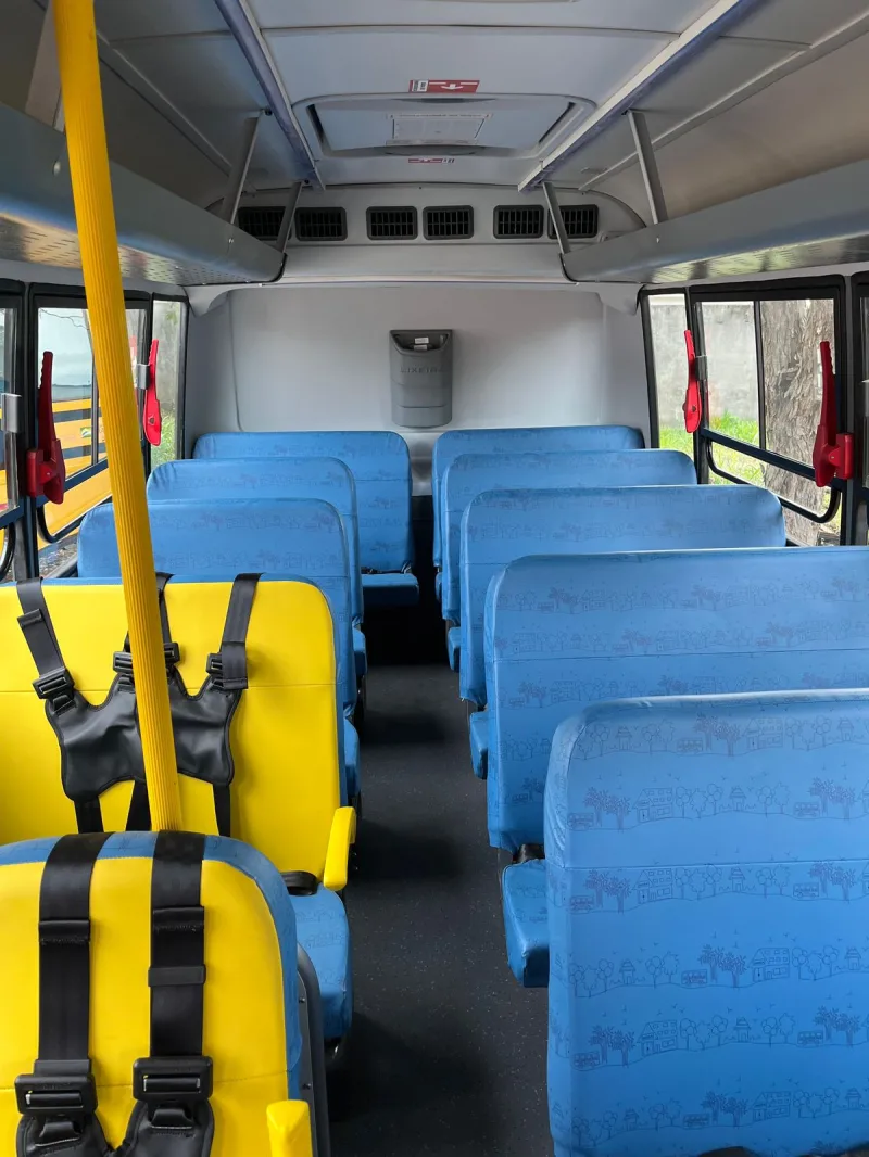 Prefeitura apresenta novo micro-ônibus 4x4 com acessibilidade para transporte escolar de Medeiros Neto