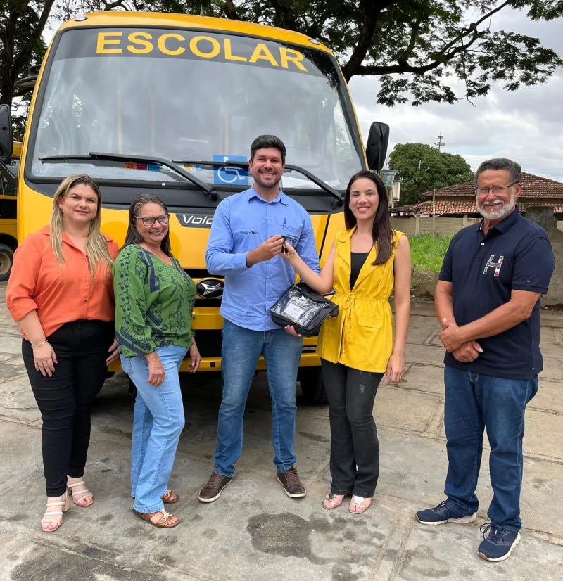 Prefeitura apresenta novo micro-ônibus 4x4 com acessibilidade para transporte escolar de Medeiros Neto