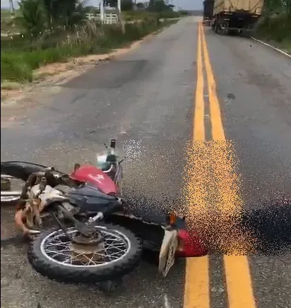 Motociclista tem cabeça esmagada por caminhão na BA-284 em Itamaraju