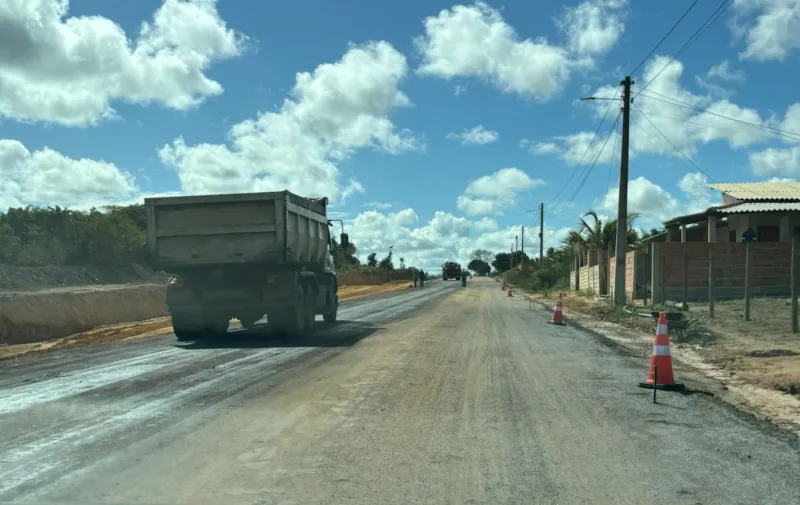 Obras de asfaltamento para Cumuruxatiba avançam e prometem impulsionar o turismo 