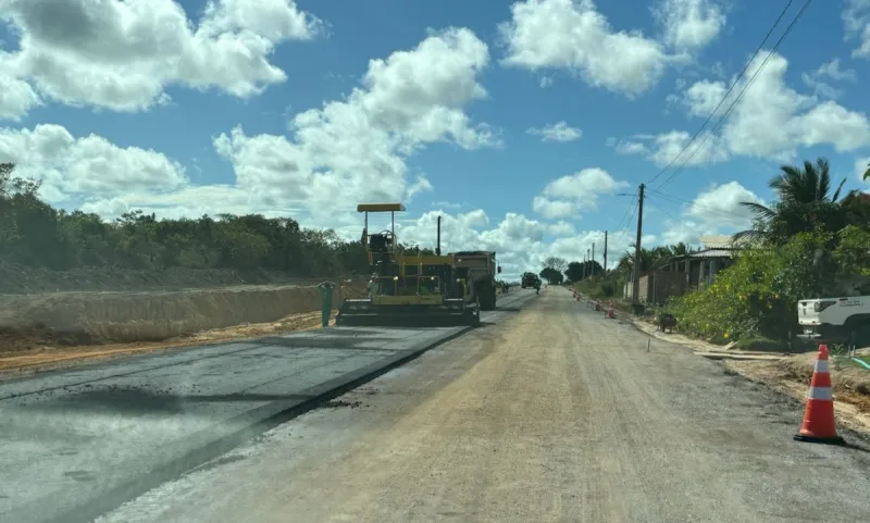 Obras de asfaltamento para Cumuruxatiba avançam e prometem impulsionar o turismo 