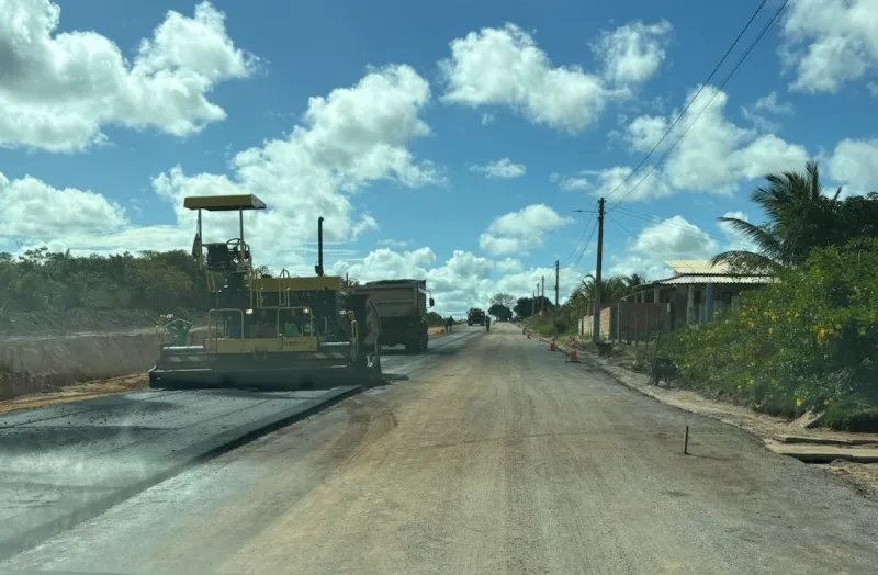 Obras de asfaltamento para Cumuruxatiba avançam e prometem impulsionar o turismo 