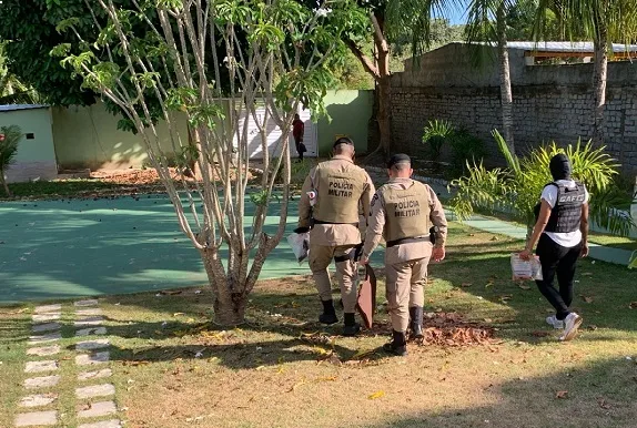 Dois policiais militares são presos por envolvimento em roubo na cidade de Lauro de Freitas