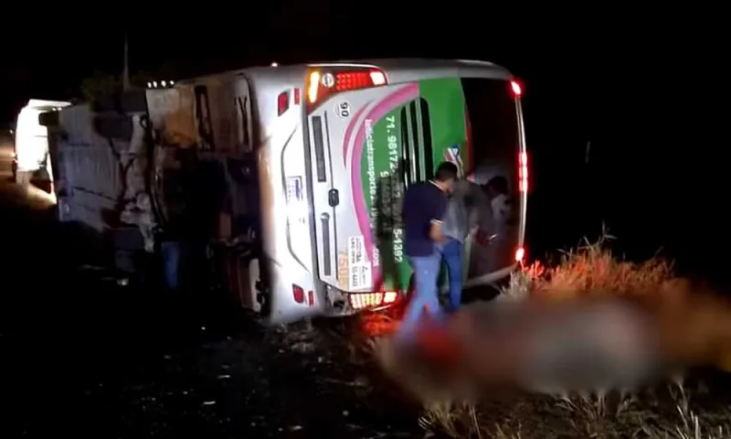 Acidente com ônibus de Turismo deixa quatro mortos e 15 feridos na Bahia