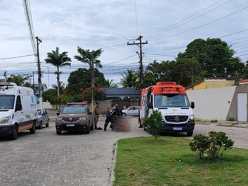 Homem em surto psicótico agride funcionário, promove destruição e fica nu em mercado no centro de Teixeira de Freitas