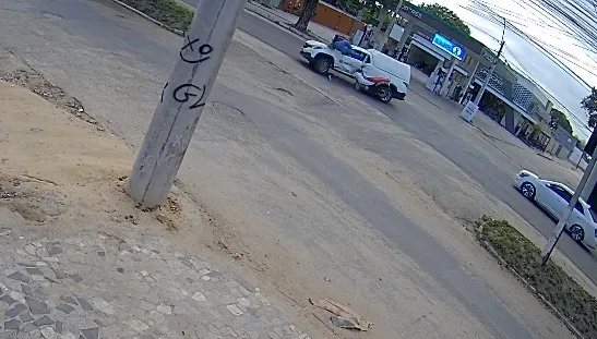 Veja o vídeo - Motociclista fica gravemente ferido em acidente na Avenida Getúlio Vargas, em Teixeira de Freitas