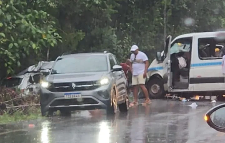 Vídeos - Colisão frontal  deixa um morto e vários feridos, incluindo uma criança, em Porto Seguro; 