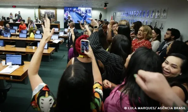 Sob protestos, CCJ da Câmara aprova PEC que proíbe aborto legal