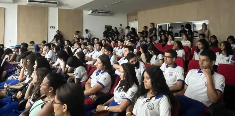 Estudantes do Ginásio João XXIII e Escola Ieda (MCPM) conhecem as instalações do novo Cetep de Medeiros Neto