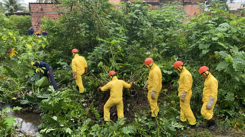 Copro de estufante que desapreceu em bueiro na cidade de Dias D'Vila e encontrado.  Resgate de vítimas em Salvador evidencia trabalho especializado de bombeiros militares