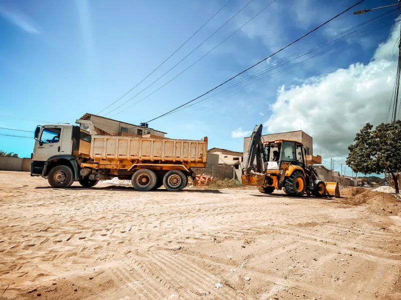 É obra pra todo lado! - Prefeitura de Prado investe na infraestrutura com pavimentação na sede e nos distritos