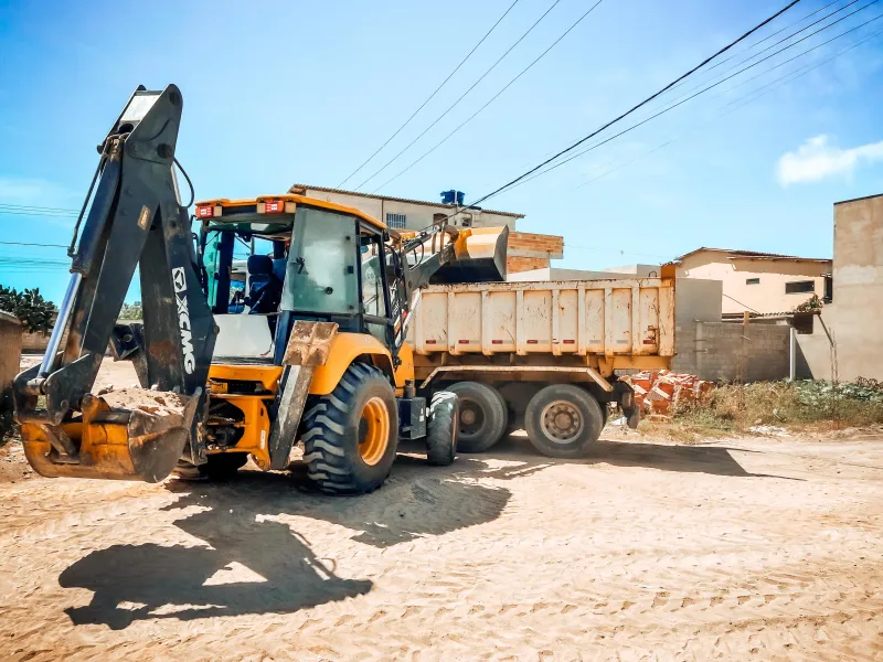 É obra pra todo lado! - Prefeitura de Prado investe na infraestrutura com pavimentação na sede e nos distritos