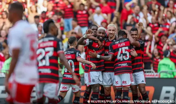 Flamengo vence e tira Inter da briga pelo título brasileiro