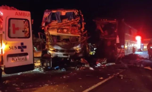 cinco morto e 21 feridos em acidente envolvendo dois ônibus e uma carreta na BR-110  na Bahia