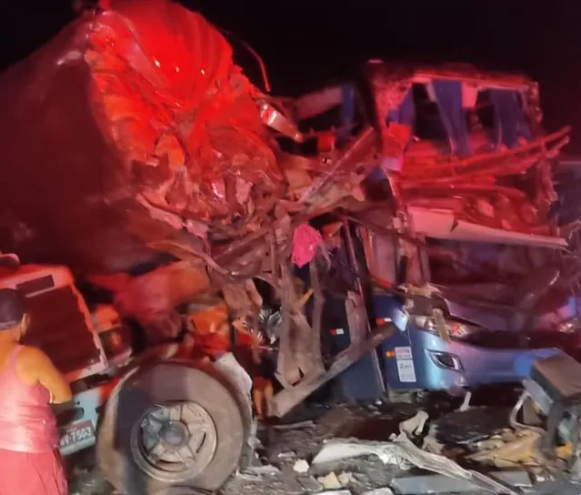 cinco morto e 21 feridos em acidente envolvendo dois ônibus e uma carreta na BR-110  na Bahia