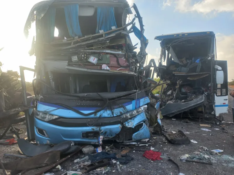 Cinco mortos e 21 feridos em acidente envolvendo dois ônibus e uma carreta na BR-110  na Bahia 