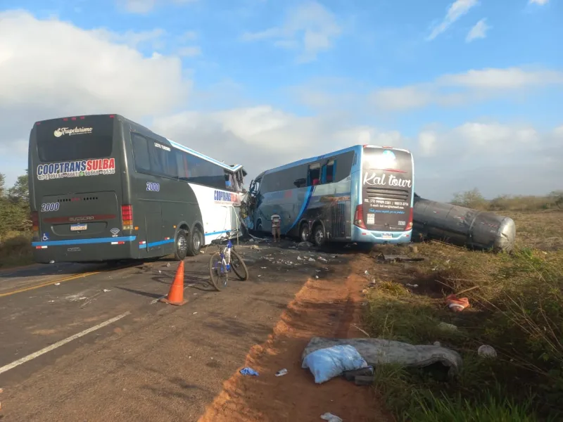 Cinco mortos e 21 feridos em acidente envolvendo dois ônibus e uma carreta na BR-110  na Bahia 