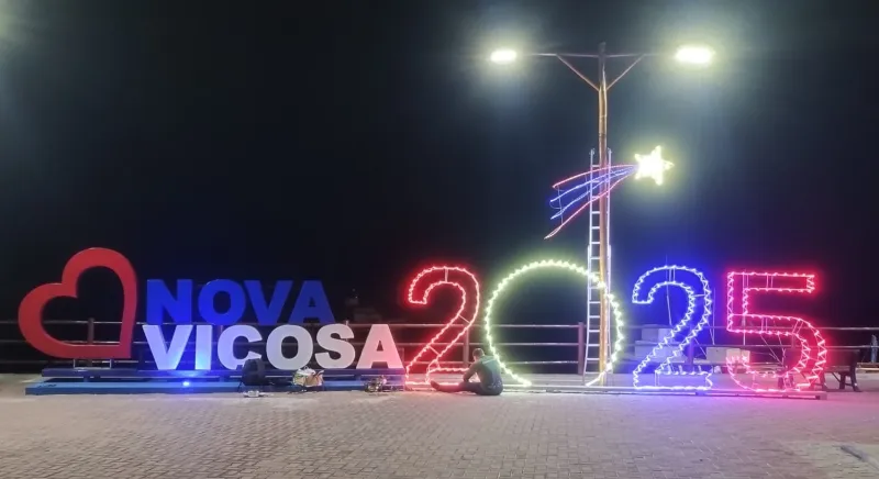 Nova Viçosa começa a receber decorações para festas de fim de ano