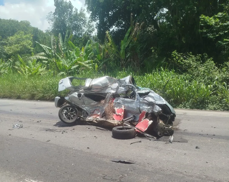 Perigos nas rodovias:Dois  jovens perdem a vida em trágico acidente na BR-101