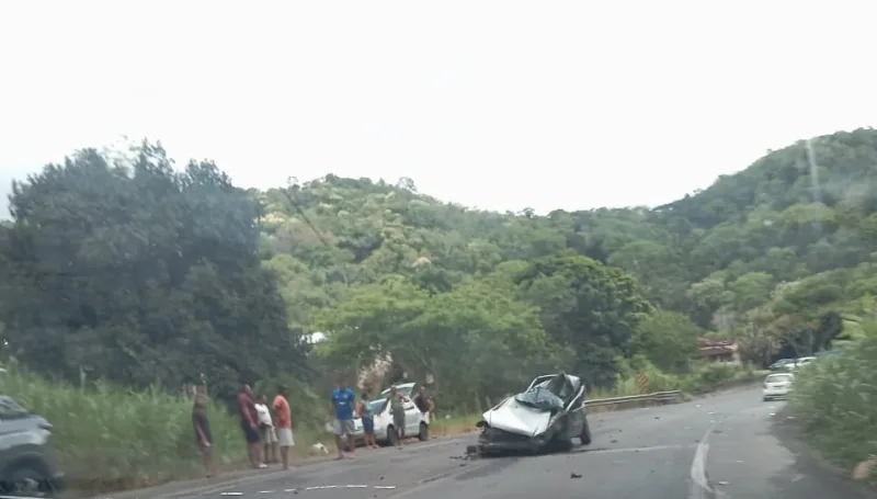 Perigos nas rodovias:Dois  jovens perdem a vida em trágico acidente na BR-101