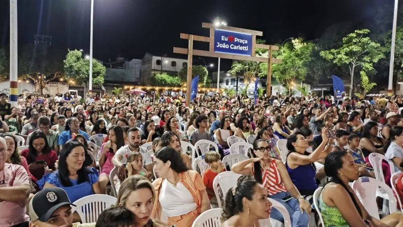 Centenas de pessoas lotam a praça João Carletti, em Itabatã, para assistir ao espetáculo “O Fantástico Natal”