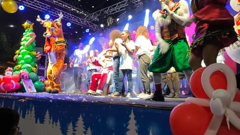 Centenas de pessoas lotam a praça João Carletti, em Itabatã, para assistir ao espetáculo “O Fantástico Natal”