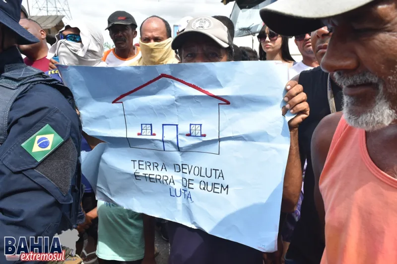 Reintegração de posse gera protesto e interdição da BR-101 em Teixeira de Freitas