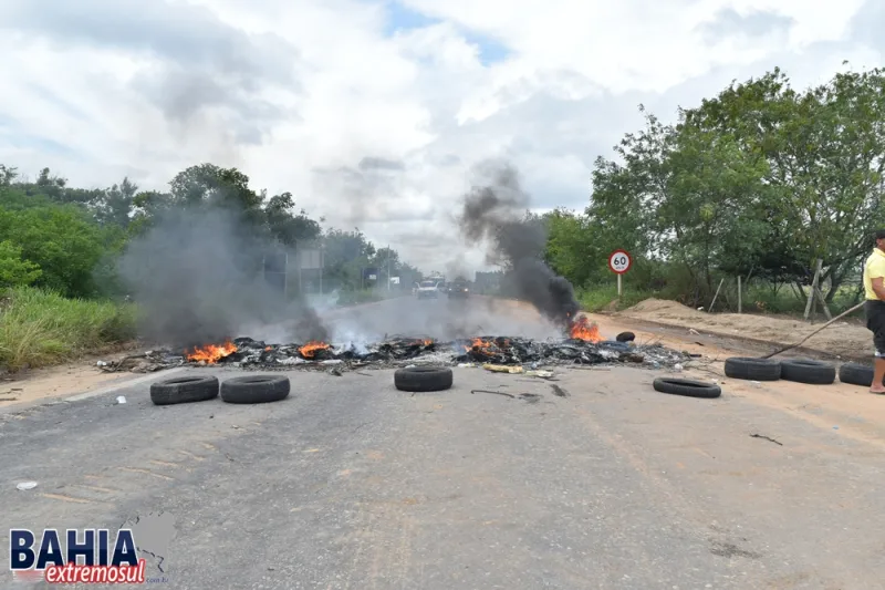 Reintegração de posse gera protesto e interdição da BR-101 em Teixeira de Freitas