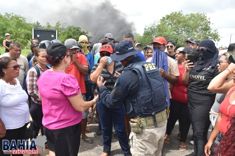 Reintegração de posse gera protesto e interdição da BR-101 em Teixeira de Freitas