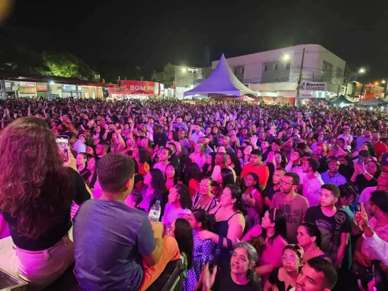  Teixeira de Freitas celebra o Dia da Bíblia com louvor e comunhão na Praça da Bíblia