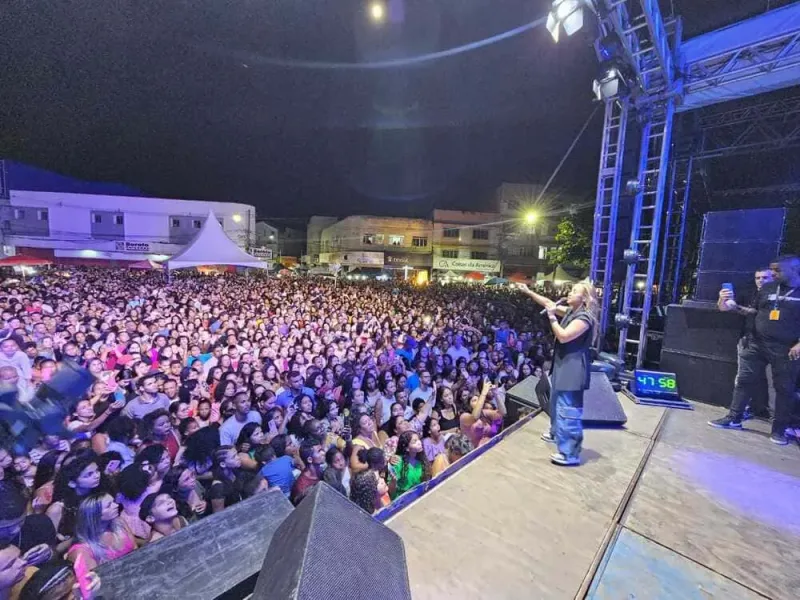  Teixeira de Freitas celebra o Dia da Bíblia com louvor e comunhão na Praça da Bíblia