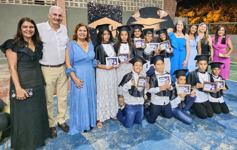 Medeiros Neto: Escola Christinna celebra a formatura da trigésima segunda turma dos 5º anos no bairro Uldurico Pinto