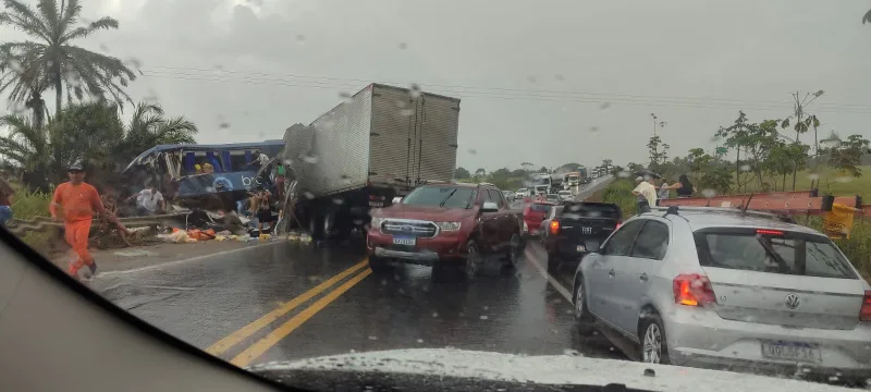 Colisão frontal na BR-101 deixa dois mortos e vários feridos na 