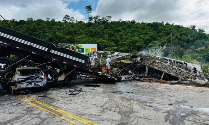 Motorista suspeito de causar acidente na BR-116 que matou 41 pessoas se entrega à polícia em Minas Gerais