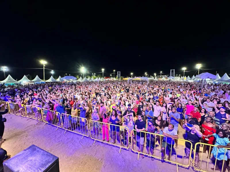 Multidão se agita com Axé Music na 1ª noite do Festival da Virada 2024 em Mucuri