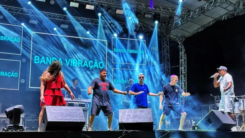 Mucuri reúne artistas locais e nacionais no 2º dia do Festival da Virada 2024 na Arena Praia da Barra