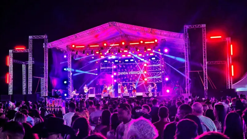 Mucuri reúne artistas locais e nacionais no 2º dia do Festival da Virada 2024 na Arena Praia da Barra