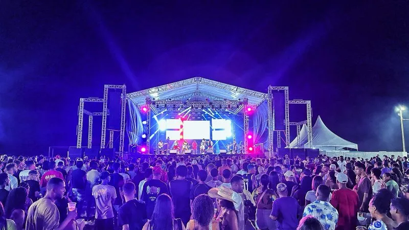 Mucuri reúne artistas locais e nacionais no 2º dia do Festival da Virada 2024 na Arena Praia da Barra