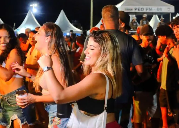 Mucuri festeja a 3ª noite do Festival da Virada com variedade musical e shows marcantes