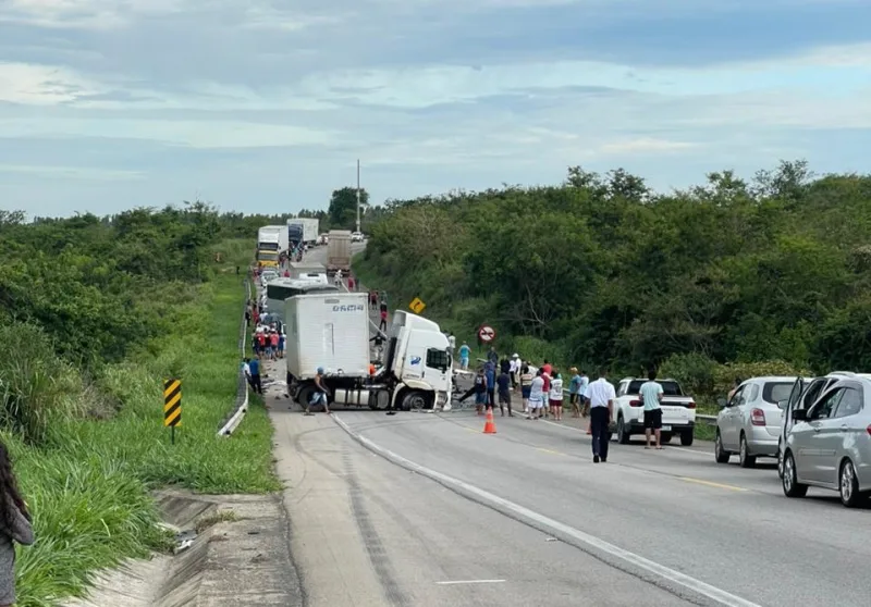 Cinco pessoas, entre elas uma criança, morrem em acidente na BR-116 na Bahia