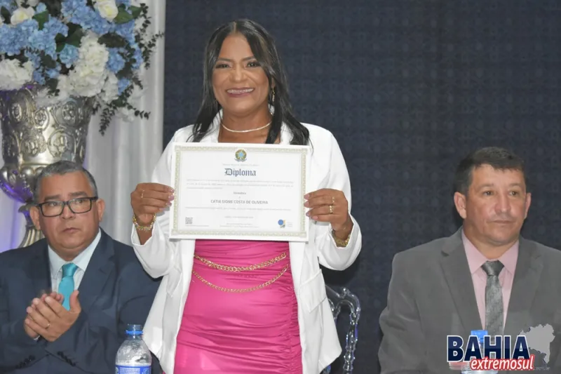 Cátia Sione é eleita primeira mulher Presidente da Câmara Municipal de Lajedão e reeleita para o 4º mandato como vereadora