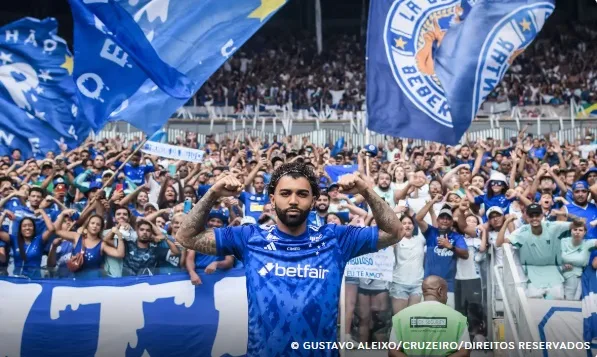 Gabigol é apresentado pelo Cruzeiro em um Mineirão lotado