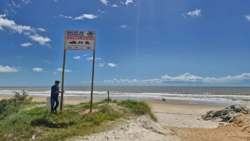 Prefeitura de Mucuri instala placas para proteger Tartarugas Marinhas na Orla